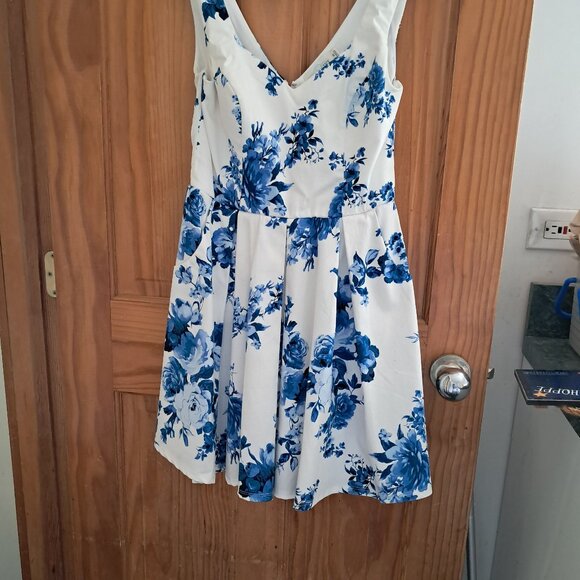 Jun & Ivy Dresses & Skirts - Really cute White dress with blue flower pattern.